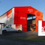 Déclinaison graphique sur site, véhicule, signaletique pour Stores et Baches (56-Bretagne)