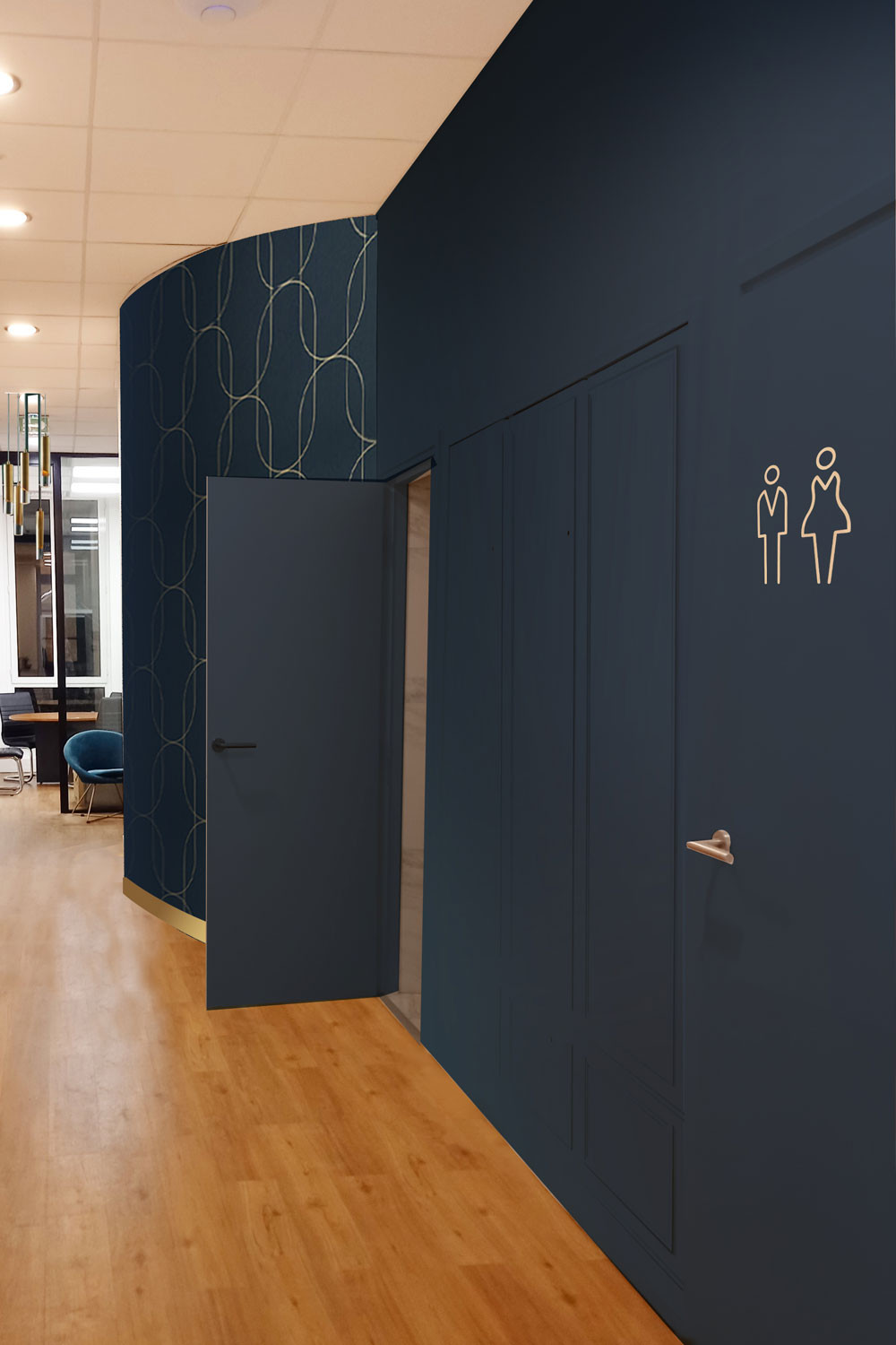 Côté couloir, peinture bleu profond et papier peint assorti avec signalétique dorée