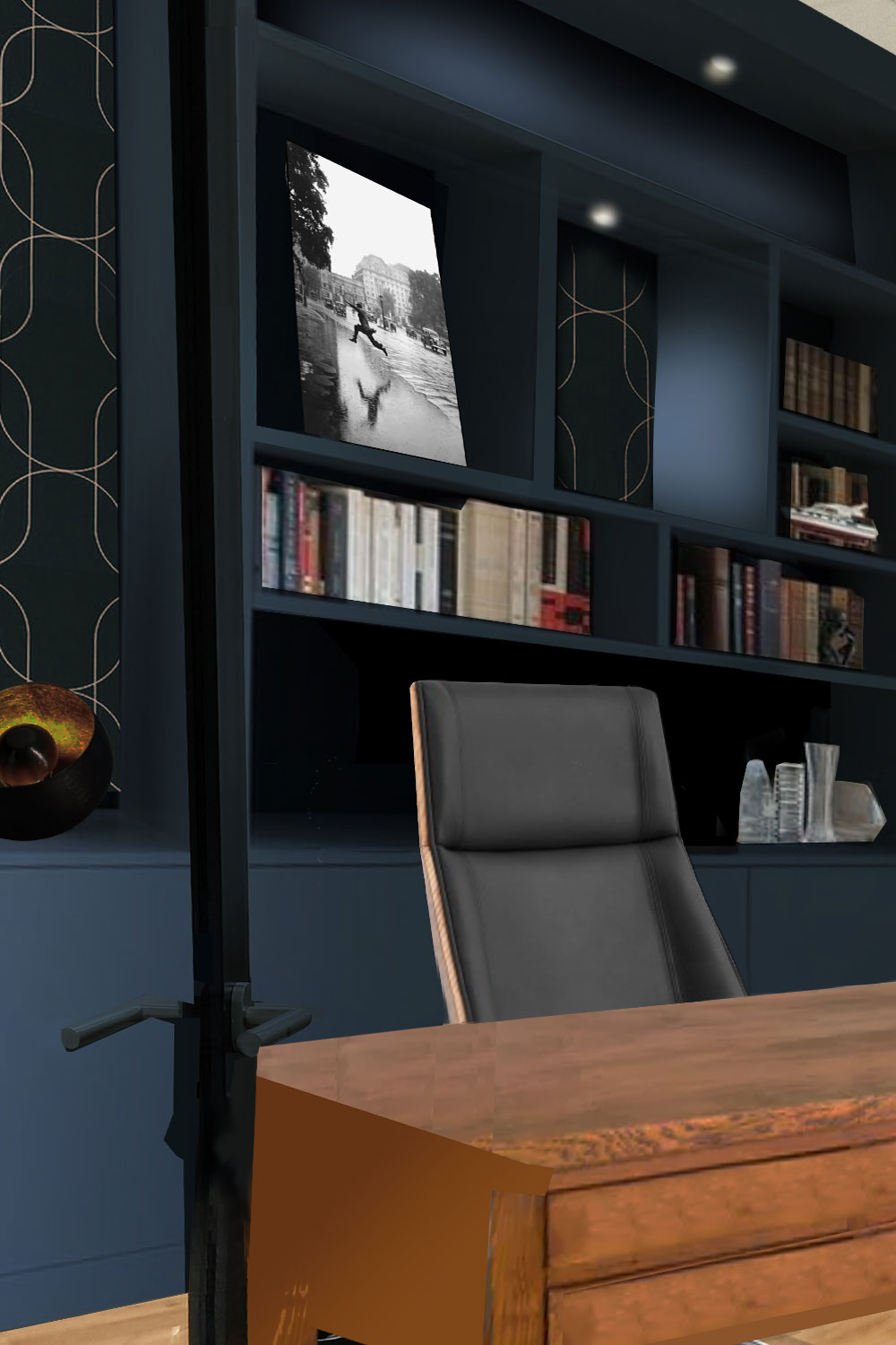 Amenagement d'une bibliothèque murale toute hauteur bleu profond avec papier peint dans quelques niches.